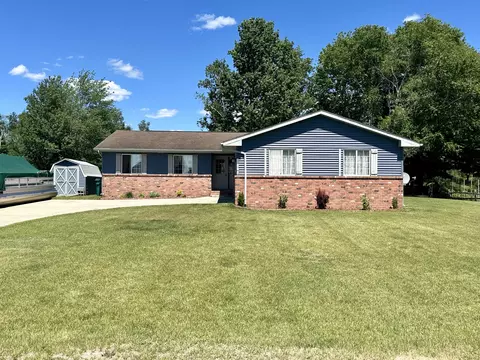 420 Old Trail Dr, Houghton Lake, MI 48629
