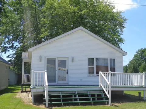 905 Shoreline Dr, Houghton Lake, MI 48629