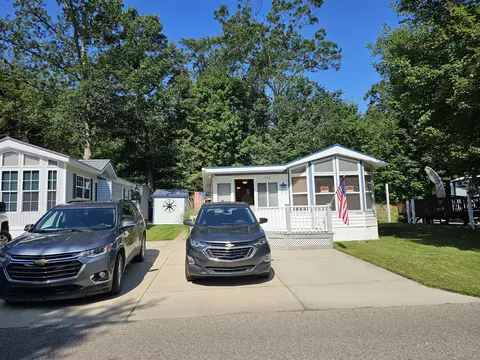 2757 Owens Apt 104 Dr, Houghton Lake, MI 48629