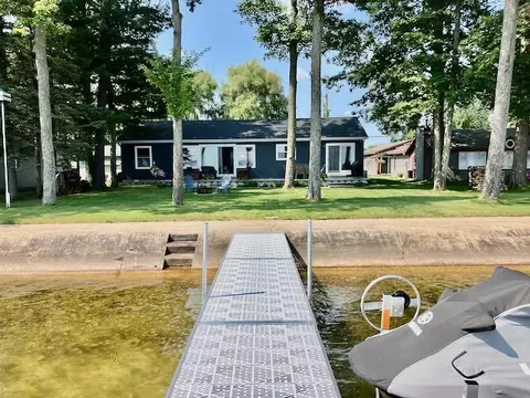 711 Long Point Dr, Houghton Lake, MI 48629