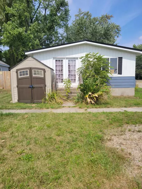 100 Mckinley St, Houghton Lake, MI 48629