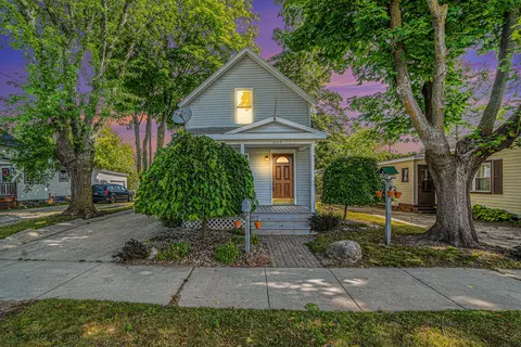 615 Third St, Cheboygan, MI 49721 photo 2