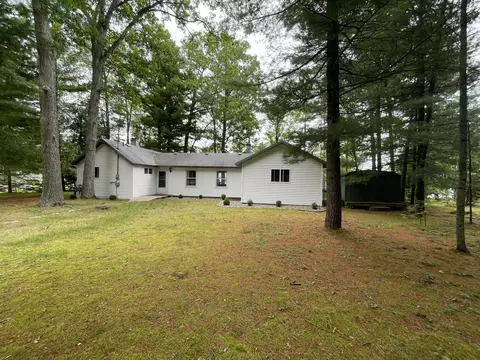 9062 W Higgins Lake Dr, Roscommon, MI 48653