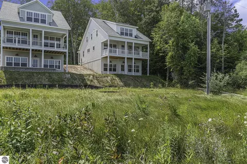 5422 Shoreline Dr, Benzonia, MI 49616