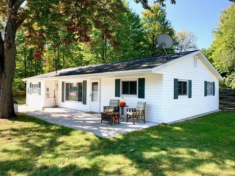903 Collingwood Ave, Houghton Lake, MI 48629