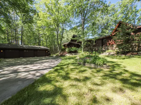 6371 Link Blvd, Indian River, MI 49749