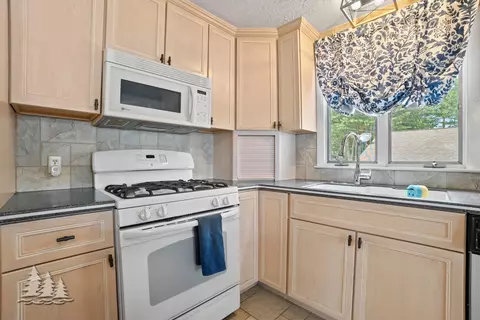 Kitchen - 1609 Fleming Rd, Lewiston, MI 49756 photo 2 of 3