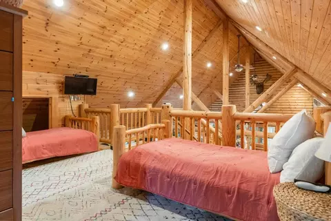Bedroom - 6885 Maple River Rd, Brutus, MI 49716 photo 4 of 4