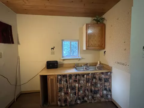 Kitchen - 11770 Cherven Ln, Roscommon, MI 48653 photo 6 of 8