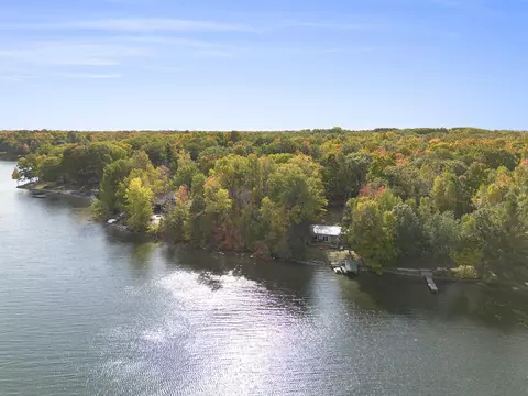 46824688 Hiawatha Dr, Cheboygan, MI 49721