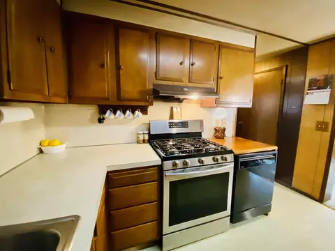 Kitchen - 6671 E Arnold Lake Rd, Harrison, MI 48625 photo 3 of 4