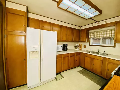 Kitchen - 6671 E Arnold Lake Rd, Harrison, MI 48625 photo 2 of 4