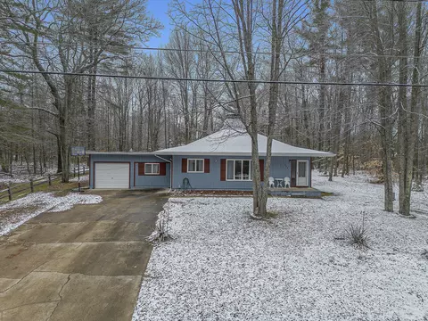 1302 N Heart Lake Drive Gaylord Mi 49735 Dr, Gaylord, MI 49735