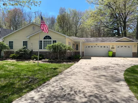 991 W Higgins Lake Dr, Roscommon, MI 48653