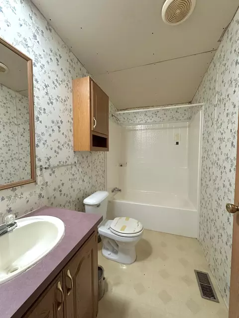 Bath - 6740 E Bogardus St, Pellston, MI 49769 photo 1 of 2