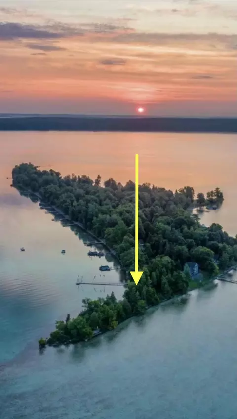 37 Treasure Is, Roscommon, MI 48653