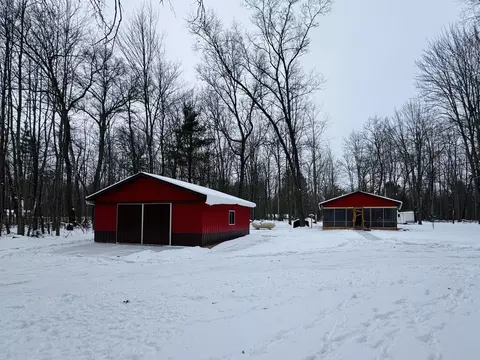 5272 Homecrest Dr, Houghton Lake, MI 48629