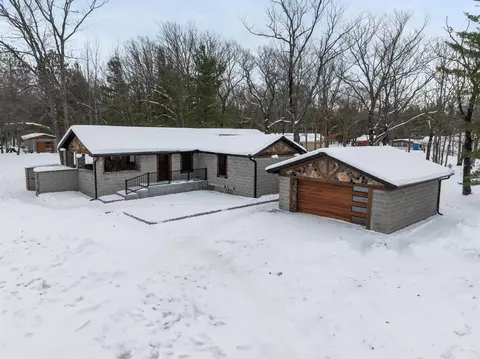 582 Eagle Nest Rd, Indian River, MI 49749
