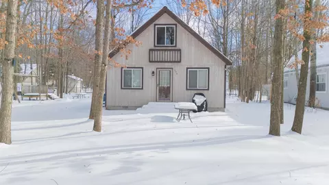 173 Pepperell Ave, Houghton Lake, MI 48629