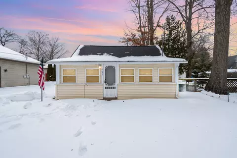 116 Beechwood Ave, Houghton Lake, MI 48629