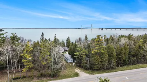 821 Lakeside Dr, Mackinaw City, MI 49701