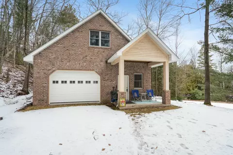 4240 Rainbows End Trl, Indian River, MI 49749