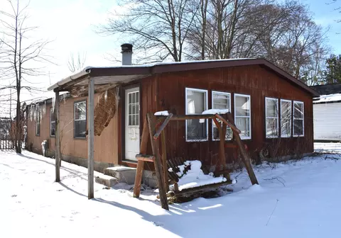 222 N E St, Cheboygan, MI 49721 photo 3
