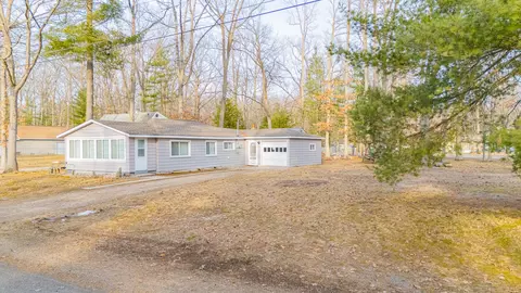 306 Devonshire Dr, Prudenville, MI 48651
