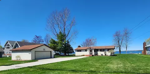 3113 Long Point Dr, Houghton Lake, MI 48629