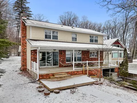 1384 W Higgins Lake Dr, Roscommon, MI 48653