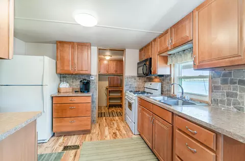 Kitchen - 1524 E Lake Point Dr, Gladwin, MI 48624 photo 2 of 3