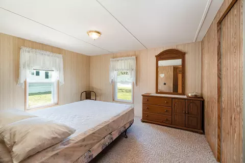 Bedroom - 1524 E Lake Point Dr, Gladwin, MI 48624 photo 3 of 3