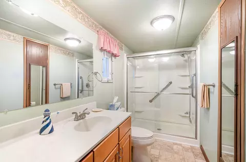Bath - 1524 E Lake Point Dr, Gladwin, MI 48624 photo 1 of 2