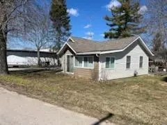 105 Clarence St, Houghton Lake, MI 48629
