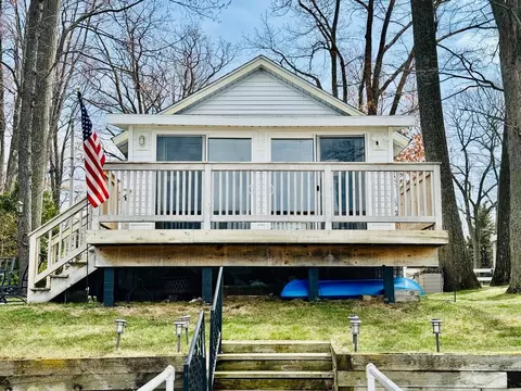 1106 Houghton View Dr, Houghton Lake, MI 48629