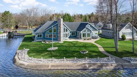 1605 Long Point Dr, Houghton Lake, MI 48629