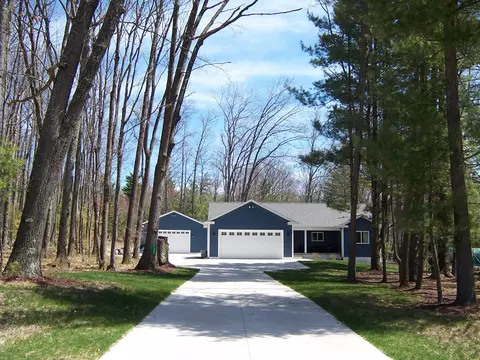 11889 Majestic Hills Ct, Roscommon, MI 48653
