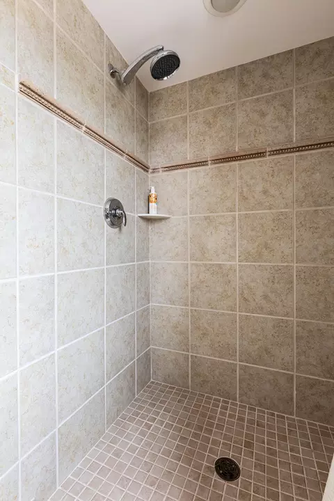 Bath - 708 N Dockside Cir # E-5, Suttons Bay, MI 49682 photo 8 of 10