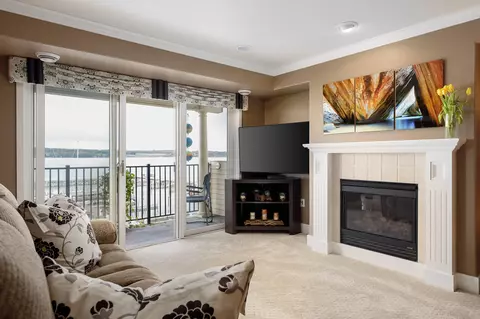 Living - 708 N Dockside Cir # E-5, Suttons Bay, MI 49682 photo 2 of 4