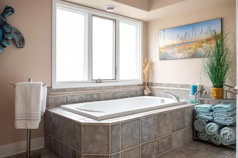 Bath - 708 N Dockside Cir # E-5, Suttons Bay, MI 49682 photo 4 of 10
