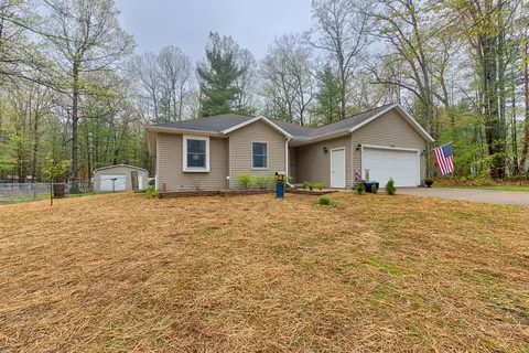 134 Teaberry Ln, Houghton Lake, MI 48629
