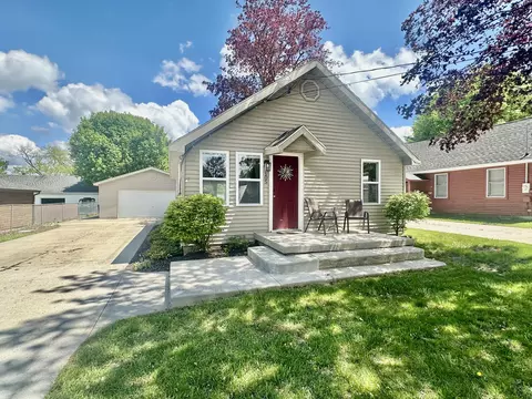 105 Dodge Ave, Houghton Lake, MI 48629