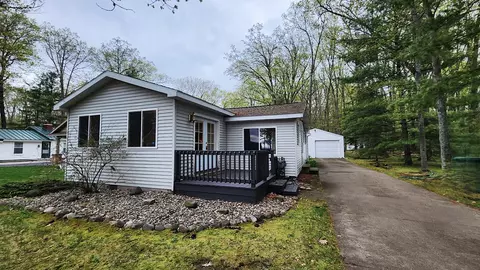 610 Old Trail Dr, Houghton Lake, MI 48629