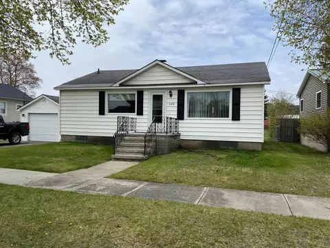 204 Charlotte St, Alpena, MI 49707