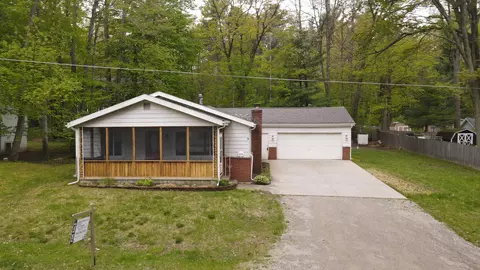 206 Harvey Ave, Houghton Lake, MI 48629