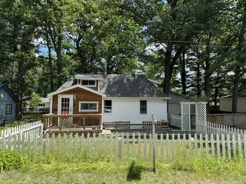 605 Cedar Ave, Houghton Lake, MI 48629