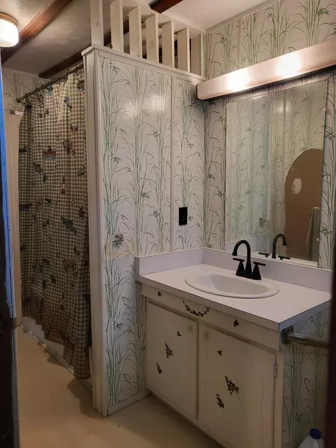 Bath - 108 Woodleaf Dr, Grayling, MI 49738 photo 2 of 6