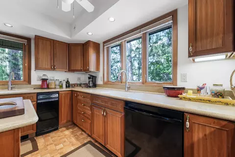 Kitchen - 117 Timber Trl, Roscommon, MI 48653 photo 5 of 9