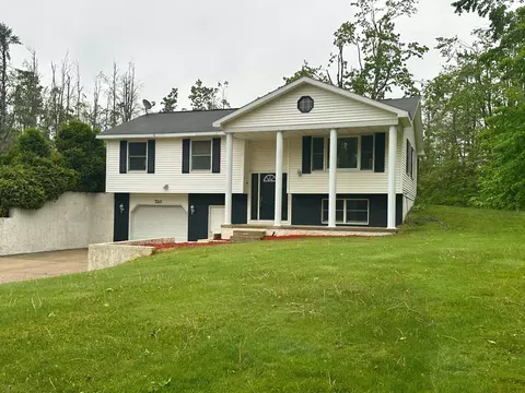 720 Crestwood Dr, Gaylord, MI 49735
