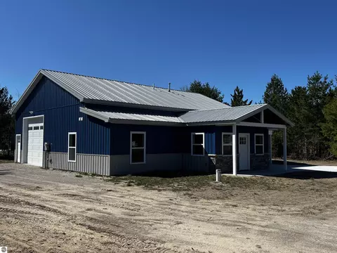 7918 Springwater Dr, Rapid City, MI 49676